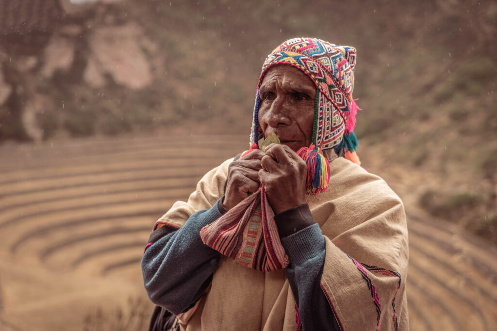 Andean Shaman holding coca leaves during a reading (Photo: Walter Coraza )