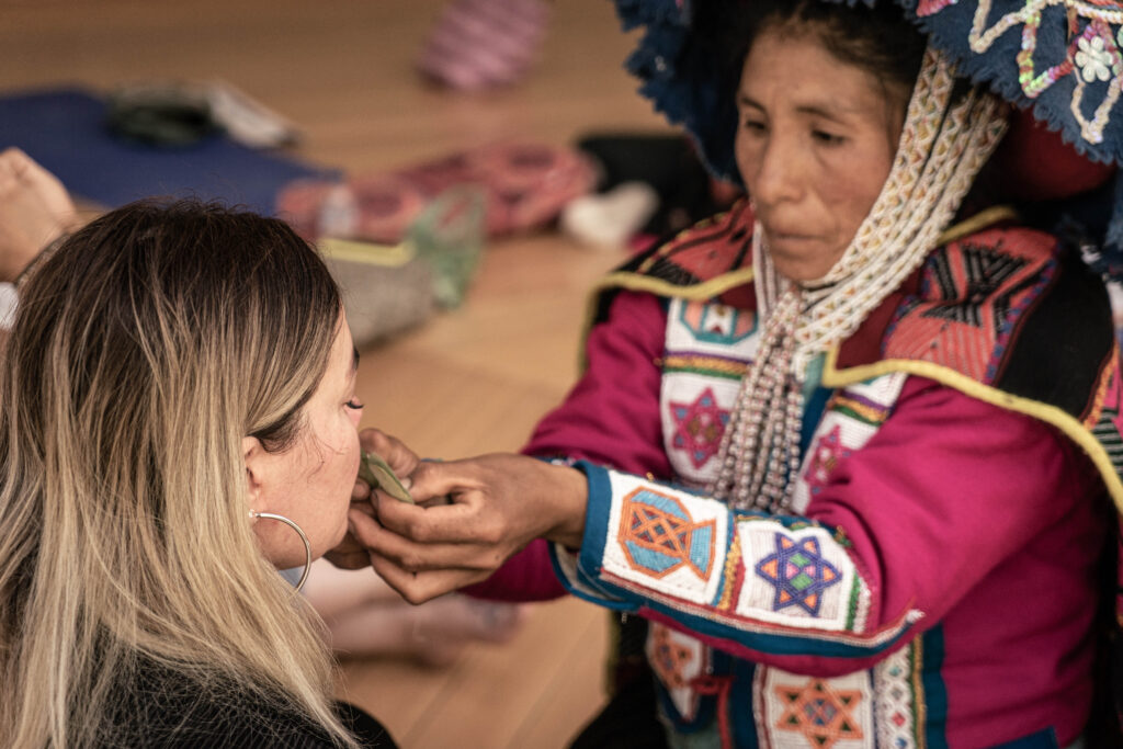 Traditional Andean coca leaf oracle reading ceremony (Walter Coraza Morvlei)